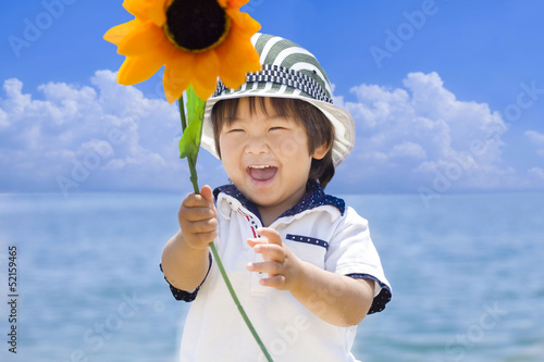 Photo: 夏の海で遊ぶ子供 夏の海で遊ぶ子供