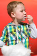 Foto: Kleiner Junge nascht Zuckerwatte Kleiner Junge nascht Zuckerwatte