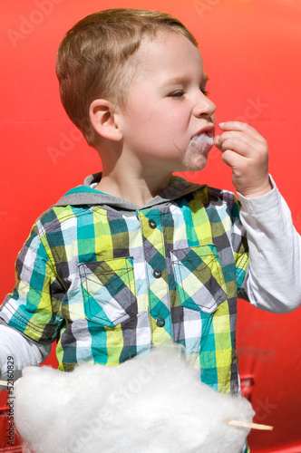 Photo: Kleiner Junge nascht Zuckerwatte Kleiner Junge nascht Zuckerwatte