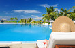 Foto: Woman at poolside with cosmopolitan cocktail Woman at poolside with cosmopolitan cocktail