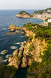 Vista de Tossa de Mar con acantilado y playa en la Costa Brava