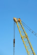 Foto: Mobile yellow construction tower crane against blue sky Mobile yellow construction tower crane against blue sky