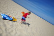 Foto: enfant courant sur la plage enfant courant sur la plage