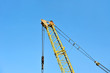 Foto: Mobile yellow construction tower crane against blue sky Mobile yellow construction tower crane against blue sky