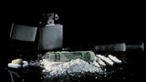 Vídeo: Rolled up dollar note falling on pile of white drug with syringe lighter and tablets Rolled up dollar note falling on pile of white drug with syringe lighter and tablets