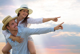 mann und frau zeigen auf himmel