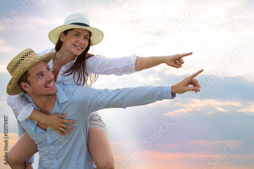 Photo: mann und frau zeigen auf himmel mann und frau zeigen auf himmel