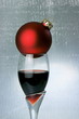 Portweinglas mit roter Weihnachtskugel