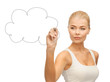 Foto: woman drawing cloud in the air woman drawing cloud in the air