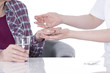 Foto: Alten Frau ubekommt Tabletten in die Hand Alten Frau ubekommt Tabletten in die Hand