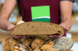 Foto: verkäuferin präsentiert brot verkäuferin präsentiert brot