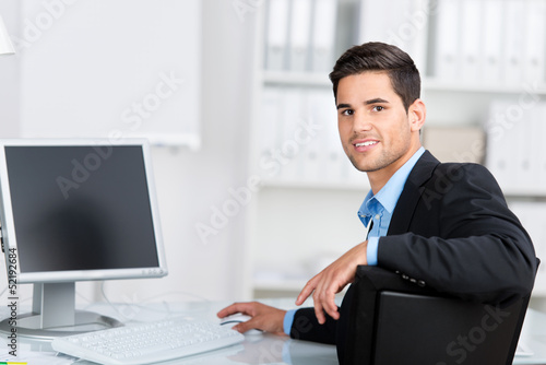 Photo: junger geschäftsmann arbeitet am computer junger geschäftsmann arbeitet am computer
