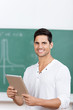 student mit tablet vor der tafel