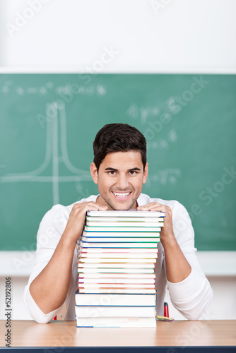 Photo: student mit einem stapel bücher student mit einem stapel bücher