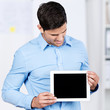 Photo: geschäftsmann zeigt tablet geschäftsmann zeigt tablet