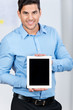 Photo: geschäftsmann zeigt tablet geschäftsmann zeigt tablet