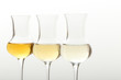 Photo: bevanda alcolica tre bicchieri colorati su sfondo grigio bevanda alcolica tre bicchieri colorati su sfondo grigio