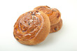 croissant con frutta su sfondo bianco