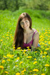 Foto: woman relaxing outdoor in meadow woman relaxing outdoor in meadow