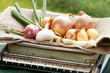 Foto: Alte Küchenwaage mit Zwiebeln, Knoblauch etc. Alte Küchenwaage mit Zwiebeln, Knoblauch etc.