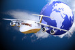 Privatjet am Himmel mit Globus
