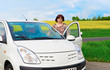 Frau auf dem Feldweg mit dem Auto