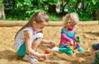 Kinder spielen im Sandkasten