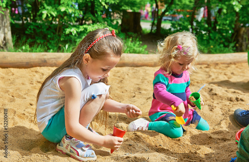 Photo: Kinder spielen im Sandkasten Kinder spielen im Sandkasten