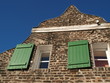 Dachgiebel mit Fensterläden