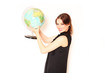 Foto: junge Frau mit Globus junge Frau mit Globus