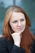 Junge Frau prüft mit ihrem Blick