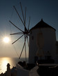 Molino de viento en atardecer, Oia, Santorini, Grecia