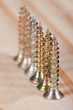 Foto: Row of screws on wood Row of screws on wood