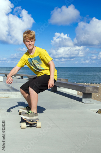 Photo: Junger Skateboarder / Longboarder Junger Skateboarder / Longboarder