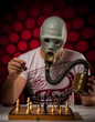 mann mit gasmaske beim schachspielen 5