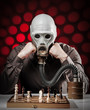 mann mit gasmaske beim schachspielen 4