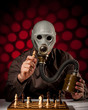 mann mit gasmaske beim schachspielen 2