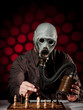 mann mit gasmaske beim schachspielen
