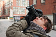 junger Hobbyfotograf beim Fotografieren, 3