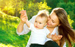 Foto: Beautiful Mother And Baby outdoors. Nature Beautiful Mother And Baby outdoors. Nature