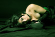 JEUNE FEMME SEXY ALLONGEE BURLESQUE