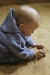 Junge experimentiert im Sand