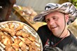 homme trisomique et barbecue