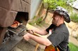 homme trisomique et barbecue