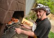 homme trisomique et barbecue