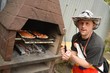 homme trisomique et barbecue