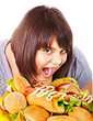 Foto: Woman holding hamburger. Woman holding hamburger.