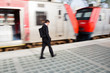 Foto: Geschäftsmann unterwegs am Bahnhof Geschäftsmann unterwegs am Bahnhof