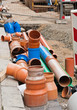 Rohr-Stücke aus Kunststoff auf einer Strassenbaustelle
