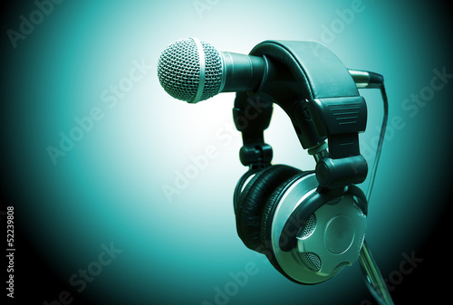 Photo: concepto de musica .Microfono y auriculares concepto de musica .Microfono y auriculares